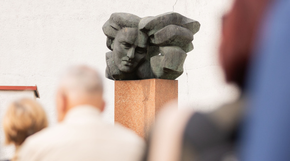 Ar reikia nukelti S. Nėries paminklą Vilniuje?