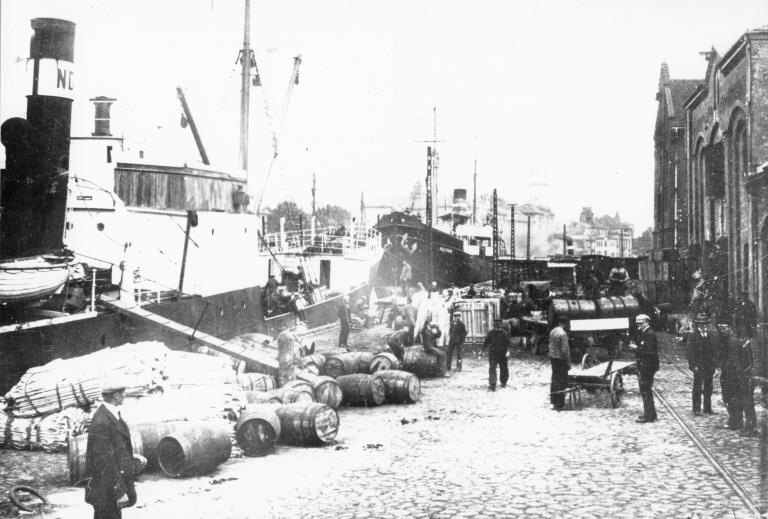 Didesnes algas išsimušė grasindami streiku