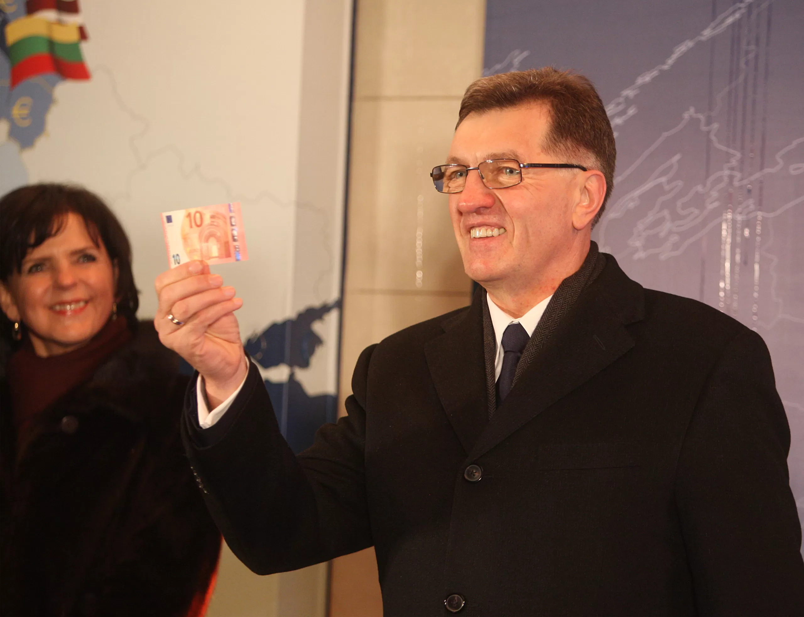 Pirmasis euro banknotą išsiėmęs A. Butkevičius: „Ta diena buvo labai iškilminga“