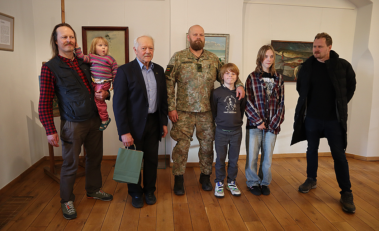 Trumpas pokalbis tarp tėvo paveikslų