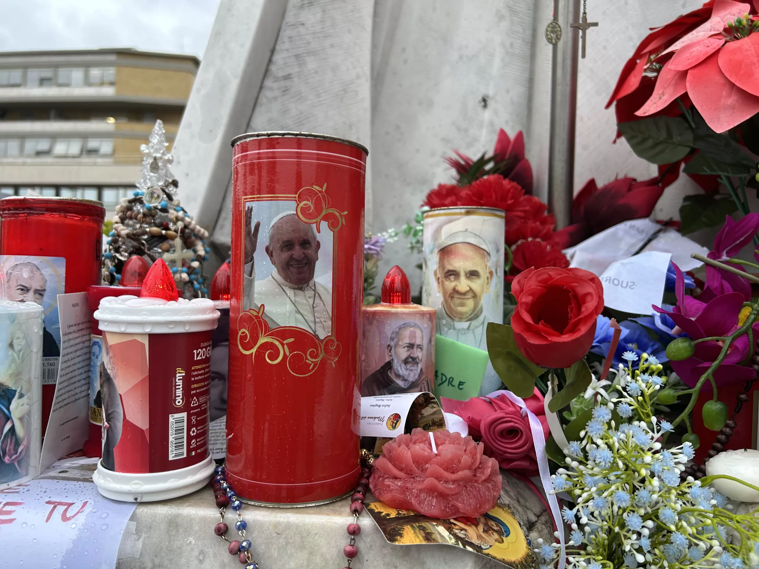 Nuotaikos dėl popiežiaus sveikatos Romoje slogios: „Gydymasis užtruks labai ilgai“