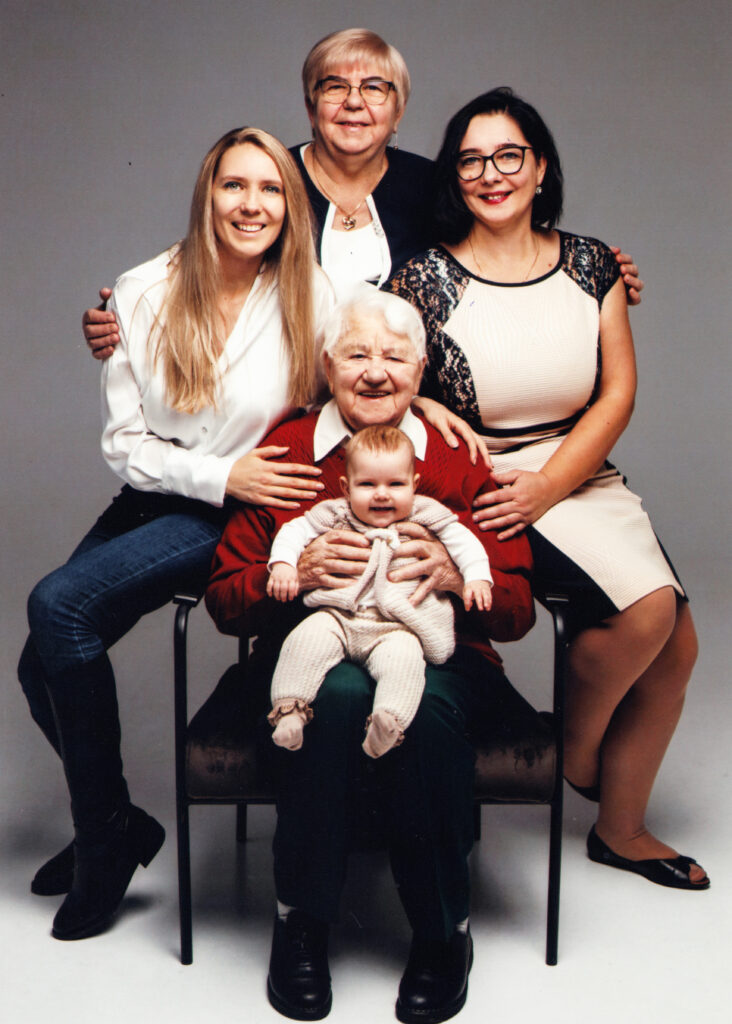 Penkių kartų giminės moterys susitiko Agluonėnuose