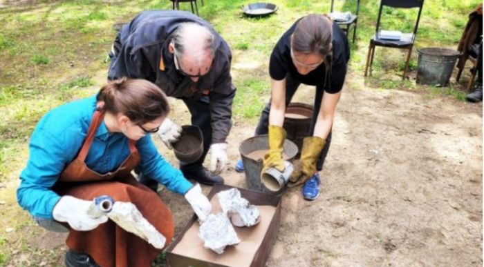 Tyliai liejamos istorijos