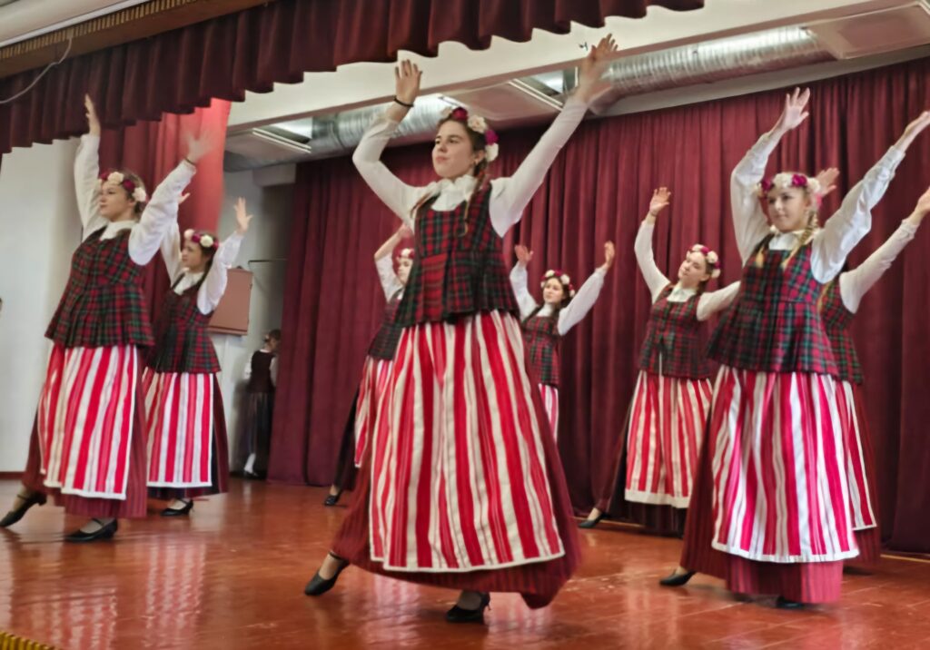 Tautinių šokių festivalis aidėjo ,,Vaivorykštėje“