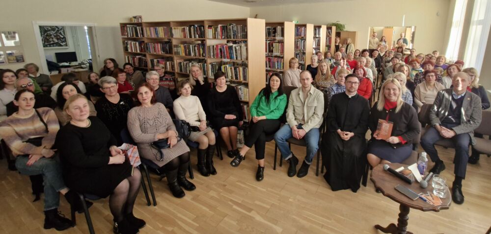 Susitikimas su kunigu, poetu Benu Lyriu