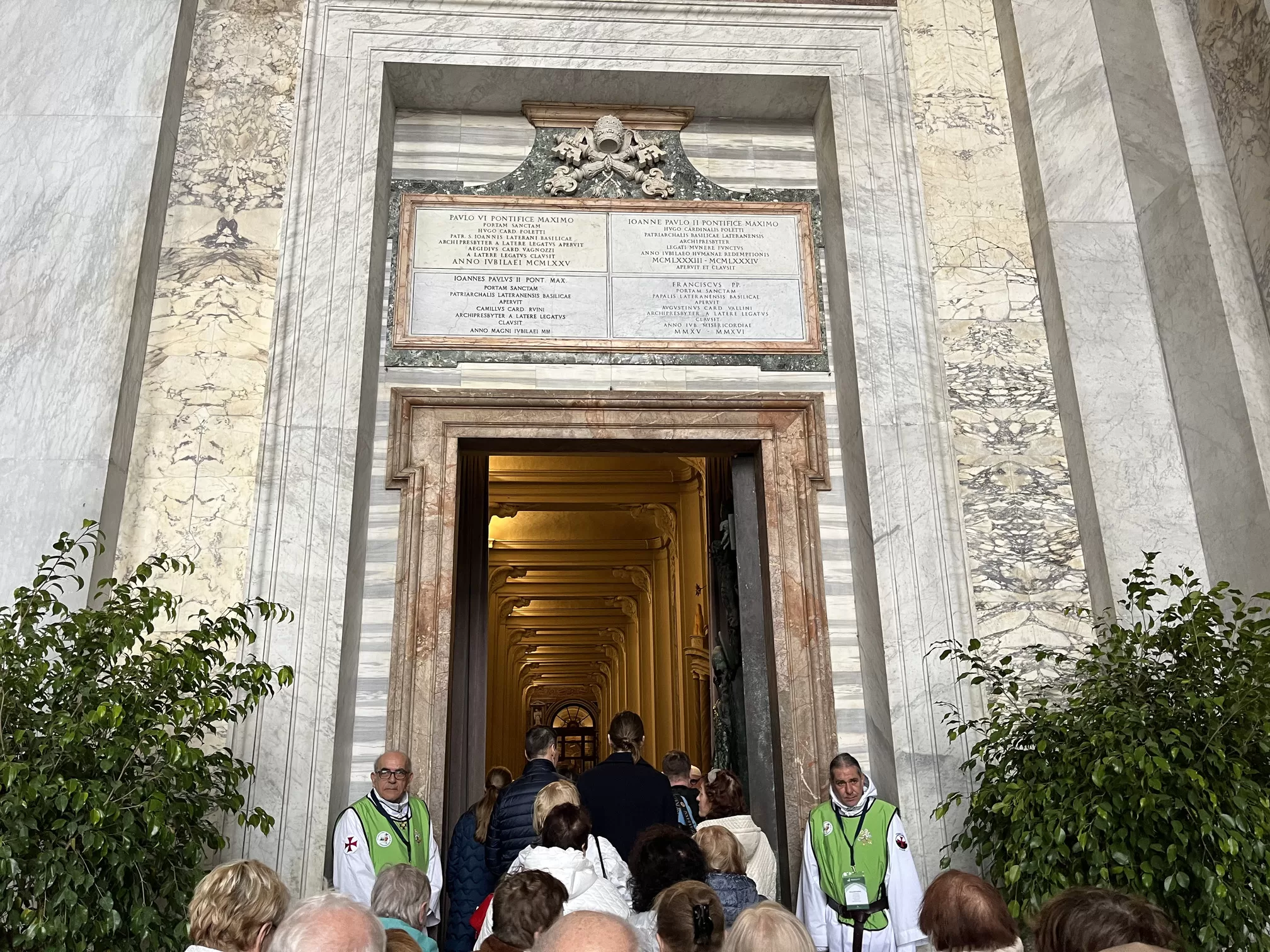 „Ypatingumo jausmas“: piligrimai iš Lietuvos žengė pro Šv. Jono bazilikos Laterane Šventąsias duris