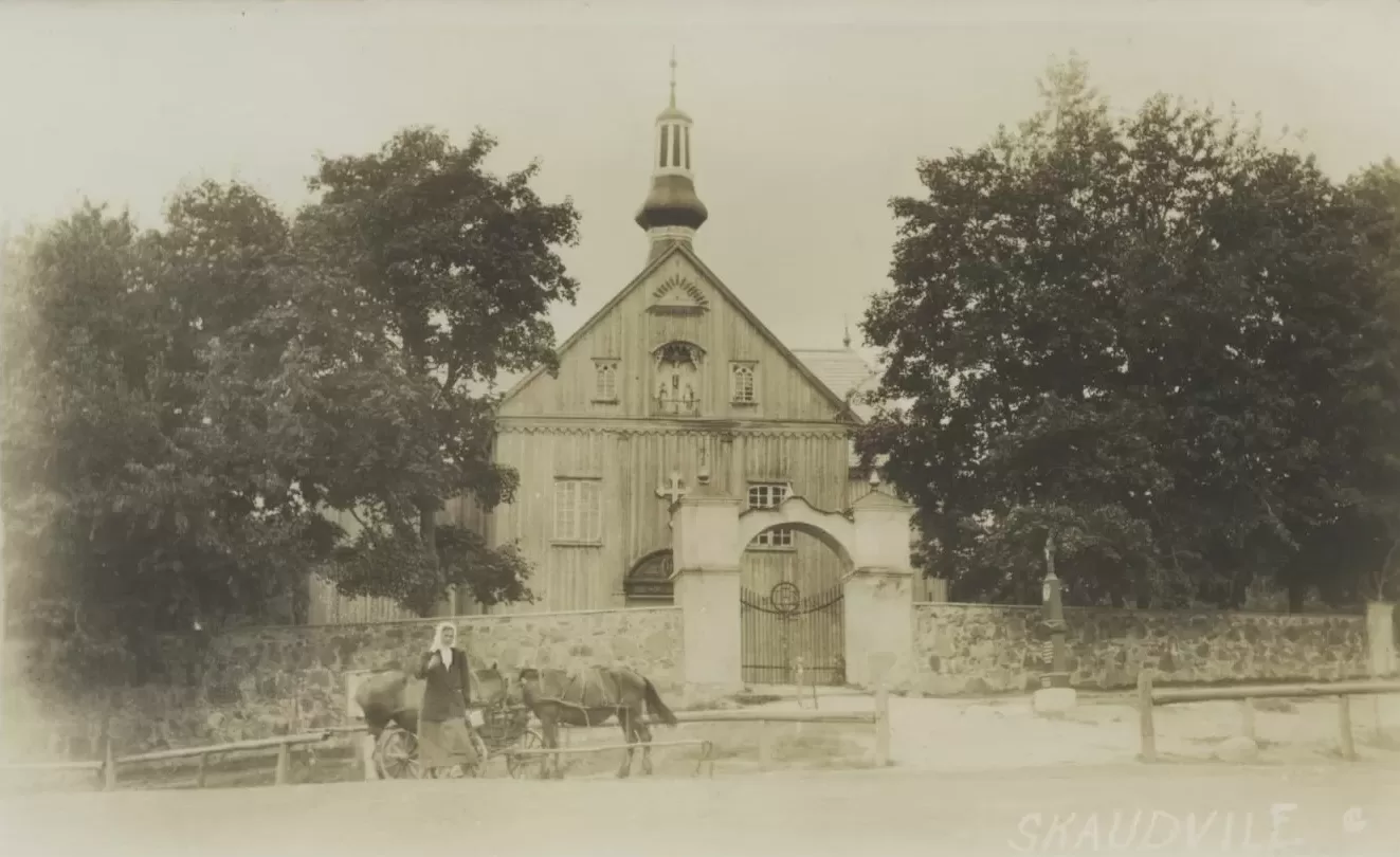 Kunigai, garsinę Skaudvilės Šv. Kryžiaus bažnyčią