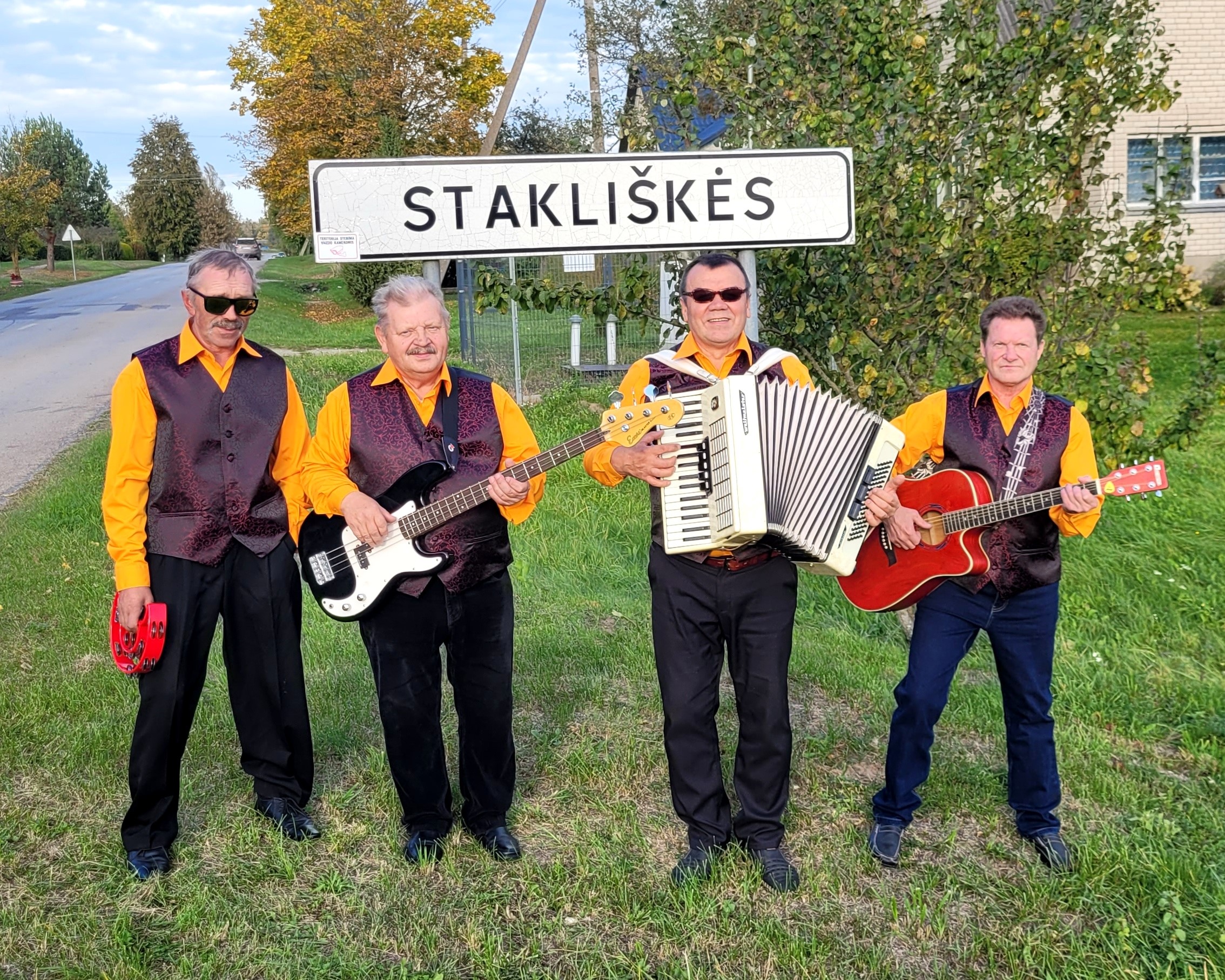 Vasarą kultūra lanko stakliškiečių kiemus...