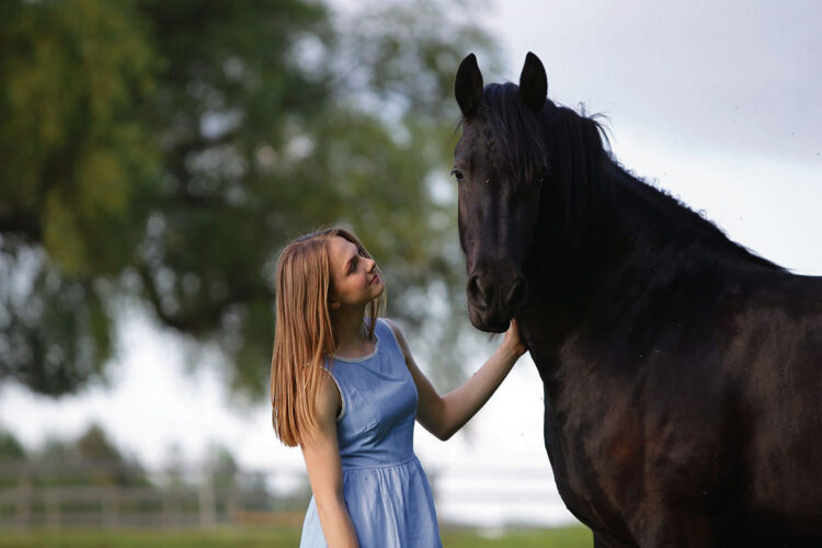 Nuo vaikystės Sintija turi stiprų ryšį su žirgais. Deja, dėl didelio užimtumo ji Biržuose ir šeimos žirgyne – reta viešnia. Nuotr. asmeninio albumo