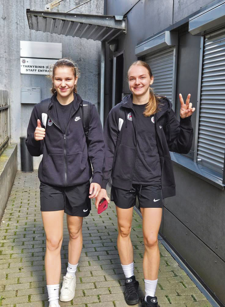 U20 rinktinės lyderės Danielė Paunksnytė ir Sintija Aukštikalnytė drauge atstovauja ir Vilniaus „Kibiršties“ komandai. Nuotr. BC Kibirkštis