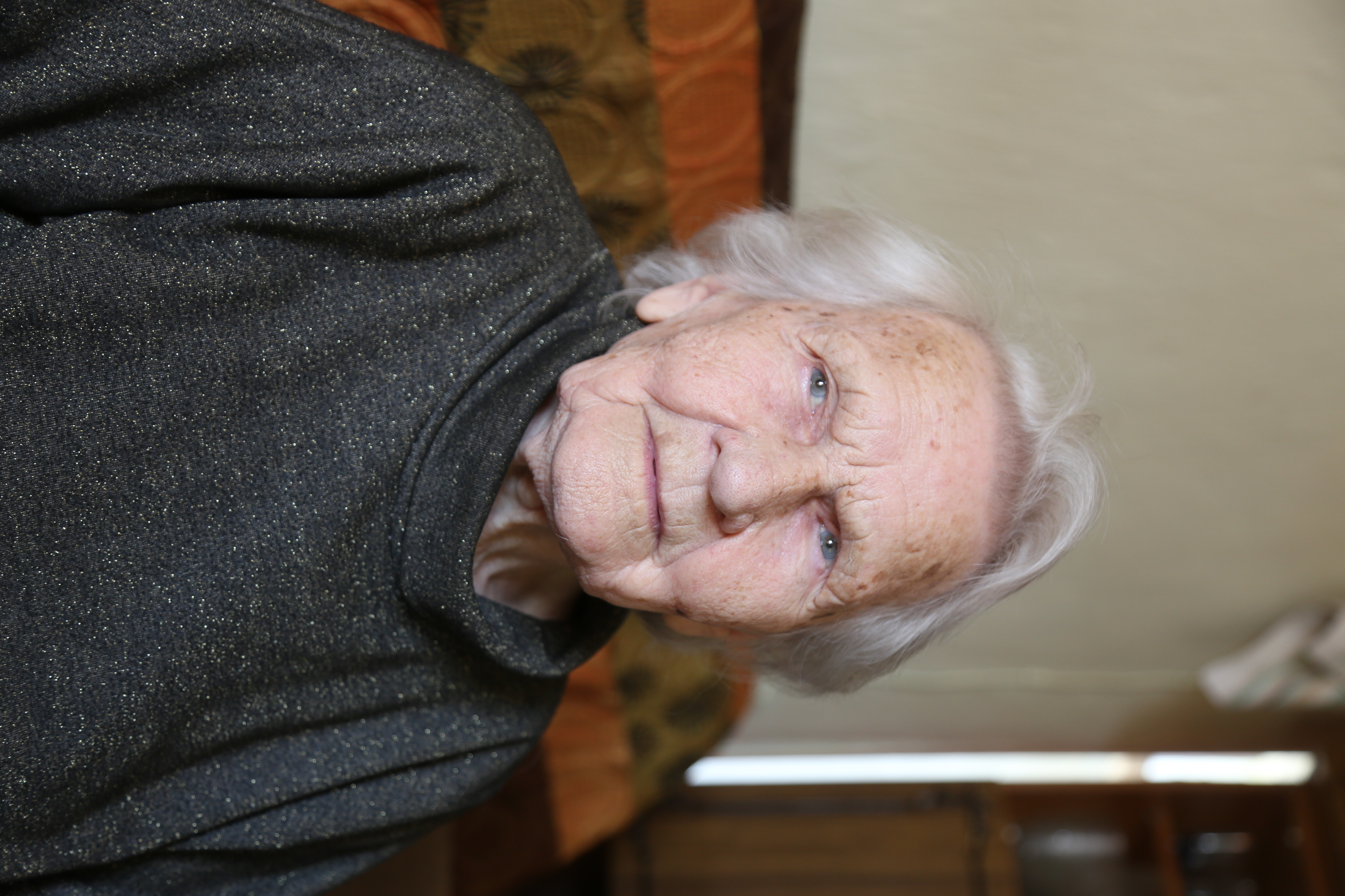 Sulaukusi beveik šimto metų Marijona Kurpienė pasižymi stebėtina atmintimi, o viena Tautiškio gyventoja laukininke tarybiniame ūkyje dirbusią moterį pavadino geležine