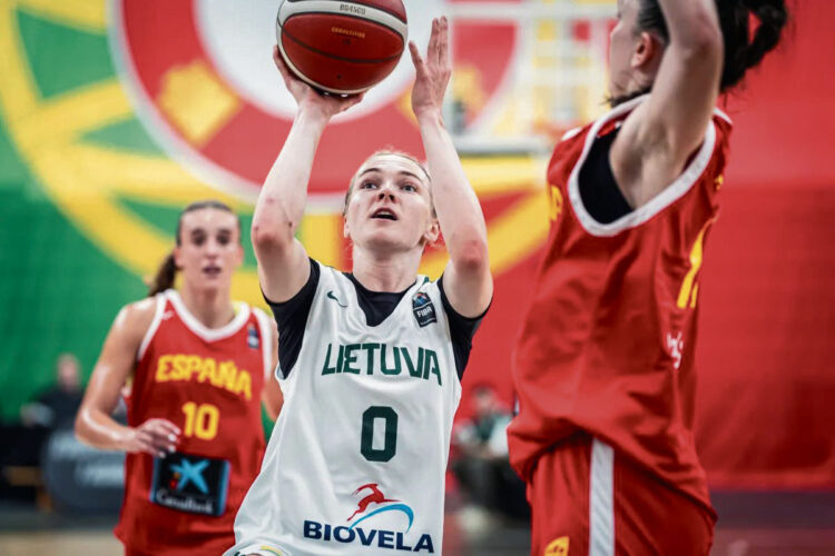 Lietuvos komandos kapitonė nuolatos turėjo demonstruoti lyderystę. Ir ne tik aikštelėje. Finale ji kovėsi, nepaisydama traumuoto kelio. Nuotr. fiba.basketball