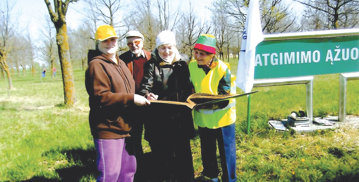 Kol sveikata leido, Janina Meškauskienė kone kasmet kraštiečius entuziastingai burdavo ąžuoliukų sodinimo talkai/. „Rinkos aikštės“ archyvo nuotr.