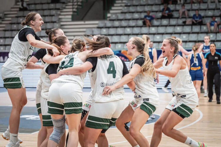 Didžiausią euforiją Sintija Aukštikalnytė (kairėje) su visa komanda patyrė po sunkios pergalės pusfinalyje prieš Švediją. Nuotr. fiba.basketball